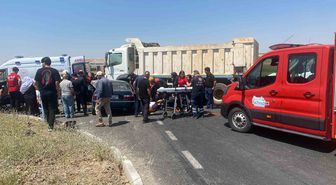 Batman-Diyarbakır yolunda kamyon-otomobil çarpıştı: 4 yaralı