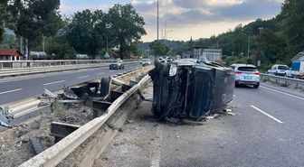 Bilecik'te bariyere çarpıp devrilen araçtaki 3 kişi yaralandı