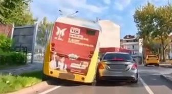 Bursa'da Büyükşehir Belediyesi Minibüsü Elektrik Direğine Çarptı: Kaza Anı Kask Kamerasında