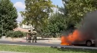 Diyarbakır'da Park Halindeki Otomobil Alev Aldı
