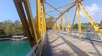 Manavgat'ta Gençlerden Tehlikeli Atlama: Uyarılara Aldırmadılar