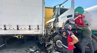 Keşan'da Beton Mikseri Park Halindeki TIR'lara Çarptı: 1 Yaralı