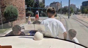 Tramvaya Asılan Çocuklar Kaza Tehlikesi Yaşattı