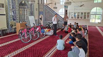 Yumurtalık'ta Kur'an Kursunu Bitiren Öğrencilere Bisiklet ve Hediye