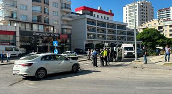 Pursaklar'da Minibüs-Otomobil Çarpıştı: 3 Yaralı