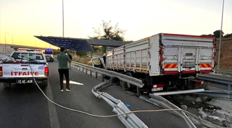Lapseki'de kamyon bariyere çarptı: 2 ölü