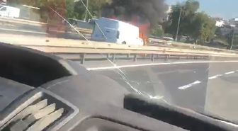 Fatih'te araç yangını: Yol trafiğe kapatıldı