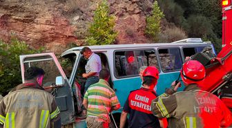 Tire'de Tarım İşçilerini Taşıyan Minibüs Kayalıklara Çarptı: 1 Ölü, 8 Yaralı