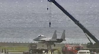 Japonya'da F-15 acil inişte pistte yan yattı