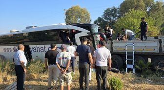 Milas'ta tur otobüsü tıra çarptı: 2 ölü, 8 yaralı