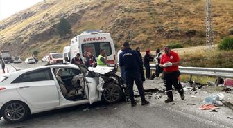 Sivas'ta Minibüs-Otomobil Çarpıştı: 11 Yaralı