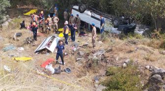Sivas'ta yolcu minibüsü şarampole devrildi: 4 ölü, 10 yaralı