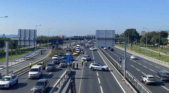 Zeytinburnu'nda panelvan yangını: Trafik 1,5 saat kapalı