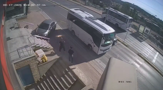 Darıca'da otomobil merdiven boşluğuna uçtu: 2 kişi son anda kurtuldu