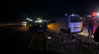 Sinanpaşa'da Kamyonet-Otomobil Çarpıştı: 11 Yaralı