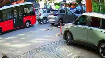 Bandırma'da zincirleme kaza: Yayaya yol veren araca minibüs çarptı