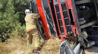 Hatay'da TIR Devrildi: Sürücü Yaralandı