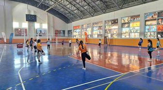 Bulanık'ta Yaz Spor Okulları Voleybol Antrenmanları Sürüyor