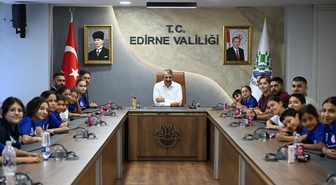 Edirne Valisi Sezer, projeler kapsamında çocuklarla buluştu
