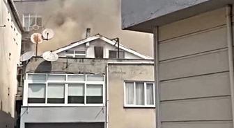 Kağıthane'de 4 katlı binanın çatısında yangın