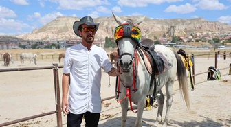 Kapadokya'da Güneş Gözlüklü At 'Melek' Turistlerin İlgi Odağı Oldu