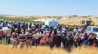 Şanlıurfa'da trafik kazasında ölen 3 kuzen yan yana toprağa verildi