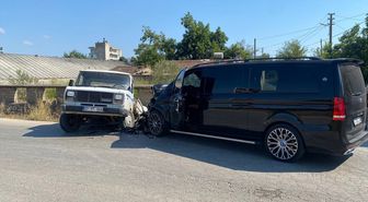 Serik'te VIP minibüs ile kamyonet çarpıştı: 1 yaralı