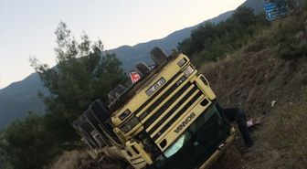 Sinop'ta Kamyon Tarlaya Devrildi: 2 Yaralı