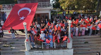 TCG Anadolu ve TCG Heybeliada'dan Yalova'da Tarihi Geçiş