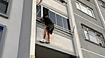 İzmir'de 14 yıl kesinleşmiş hapis cezasıyla aranan uyuşturucu şüphelisi balkonda yakalandı