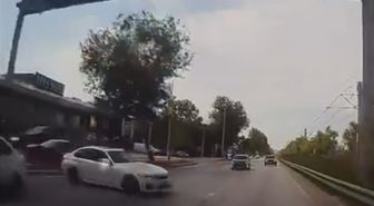 Bursa'da Otoyolda Makas Atan İki Otomobil Çarpıştı: O Anlar Kamerada