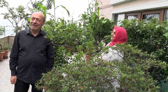 Rize'de Çift, Balkonlarını 102 Saksıda Meyve Ağaçlarıyla Botanik Bahçesine Dönüştürdü