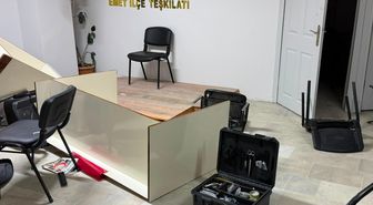 Emet'te AK Parti binasına saldırı
