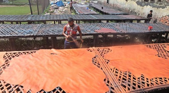 Bangladeş'te Geleneksel Deri Üretimi Sürüyor