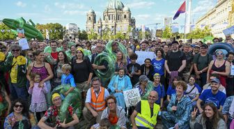 Berlin'de Spree Nehri'nde 101 Yıllık Yüzme Yasağına Protesto