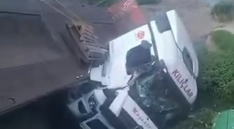 Dilovası'nda TIR Dereye Devrildi: Sürücü Ağır Yaralandı