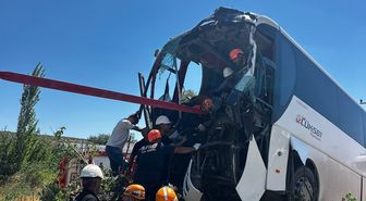 Lice'de yolcu otobüsü devrildi: 2 yaralı