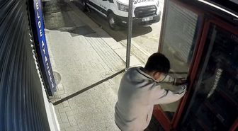 Eskişehir'de Çocuklar Kilitli Meşrubat Dolabını Açmaya Çalıştı