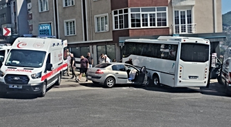 Zonguldak'ta Özel Halk Otobüsü ile Otomobil Çarpıştı: 7 Yaralı