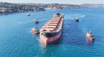 Kerç'te İHA Saldırısına Uğrayan Gemi İstanbul Boğazı'ndan Geçti