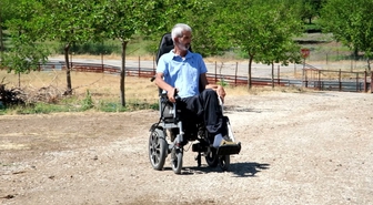Yüzde 95 Engelli Mitat Konak, 3 Bin Tavukla Geçimini Sağlıyor