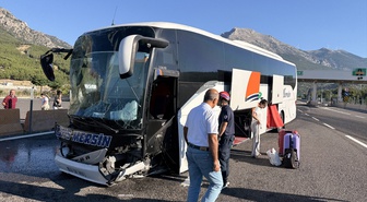 Otoyol gişelerinde otobüs beton bariyere çarptı: 5 yaralı