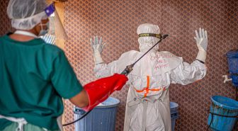 Ebola salgını resmi rakamların üç katı olabilir