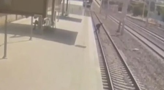 Ankara'da tren raylarına atlayan doktor yaşamını yitirdi