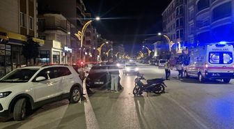 Alaca'da Motosikletli, U Dönüşü Yapan Otomobile Çarptı: 1 Yaralı