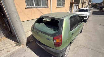 Elektrik direğinden düşen fincan, otomobilin camını kırdı