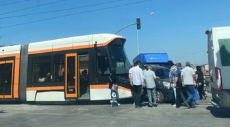 Eskişehir'de Tramvay ile Hafif Ticari Araç Çarpıştı