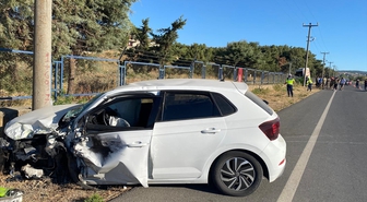 Gökçeada'da otobüs-otomobil çarpıştı: 2 yaralı