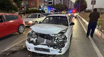 Uşak'ta Kırmızı Işıkta Bekleyen Otomobile Arkadan Çarpma: 3 Yaralı