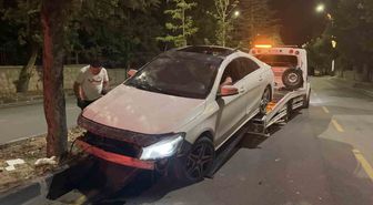 Niğde'de Kontrolden Çıkan Otomobil Ağaçlara Çarptı: 2 Yaralı